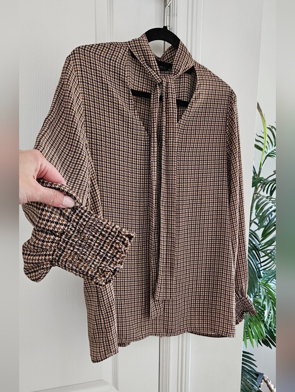 Jules & Leopold Brown Houndstooth Tie-Neck Blouse